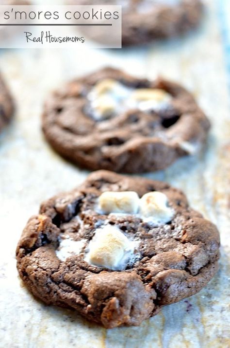 S'mores Cookies. These cookies are so delicious and they go within minutes of coming out of the oven every time! #smores #sunmercookies S Mores Cookies, Smores Cookies, Recipes With Marshmallows, S'mores, Good Eat, How Sweet Eats, Cookies Recipes Christmas, S Mores, Cookie Desserts