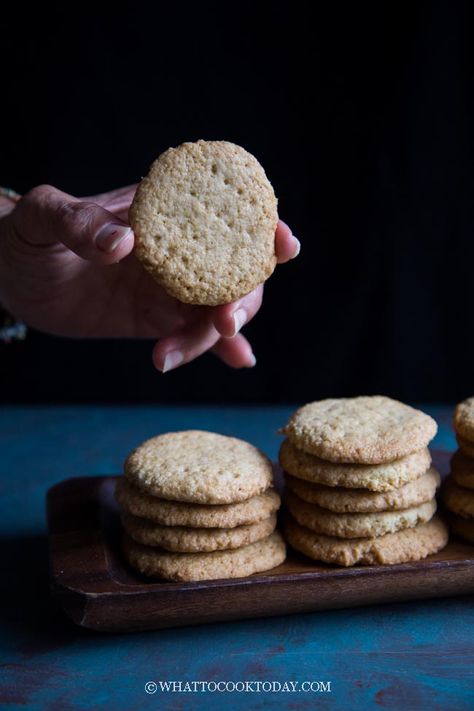 How To Make Gari Biscuits (African Cassava Biscuits). Make this Ghanaian gari biscuit made with fermented cassava. It is light, crispy, and the coarse texture of gari flour is simply addicting. A simple biscuit that everyone enjoys. Cassava Flour Desserts, Biscuits Easy, Global Cuisine, Delicious Cookie Recipes, Allergy Free Recipes, Flour Recipes, Easy Delicious Recipes, What To Cook, Yummy Cookies