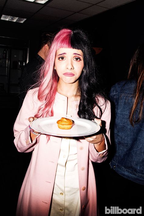 Melanie Martinez: Behind the Scene Photos Melanie Martinez Style, Melanie Martinez Photography, Scene Photo, Her Music, Melanie Martinez, American Singers, Pink Hair, Billie Eilish, A Girl