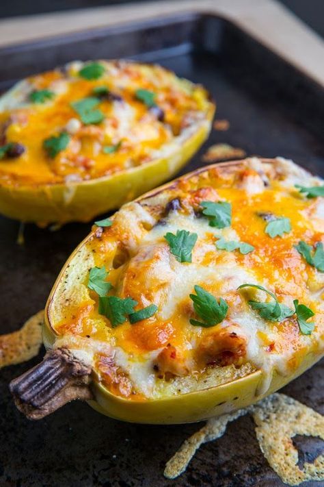 Chicken Enchilada Stuffed Spaghetti Squash        Thank you Ronda.  I am gonna share this with the world. Stuffed Spaghetti Squash, Stuffed Squash, Spaghetti Squash Recipes, Chicken Enchilada, Think Food, Paula Deen, Squash Recipes, Spaghetti Squash, I Love Food