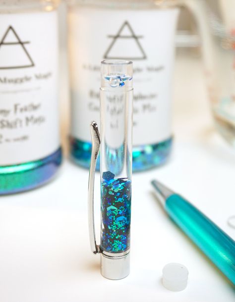 How To Make Resin Pens, Diy Pens Ideas, Resin Pens Diy, Diy Glitter Pens, Custom Ink Pens, Vinyl Glasses, Glitter Crafts Diy, Diy Pens, Period Box