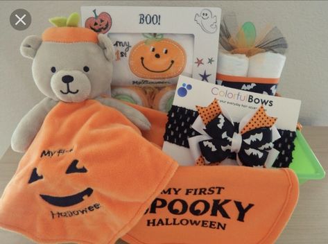 Halloween Baby Shower Girl, Baby Shower Girl Gifts Basket, Halloween Baby Gift, Trendy Baby Gifts, Halloween Gift Baskets, Halloween Basket, Girl Gift Baskets, Halloween Crafts Preschool, My First Halloween