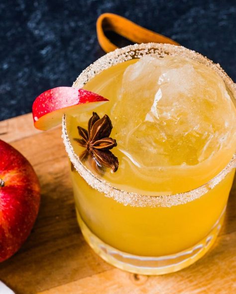 This apple cider margarita recipe will impress everyone! It's tangy and balanced, with a cinnamon sugar rim. #applecider #applecidermargarita #margarita #fallmargarita #easymargarita Fall Margarita, Apple Cider Margarita, Cider Margarita, Cinnamon Sugar Rim, Apple Cider Syrup, Making Apple Cider, Fall Drink Recipes, Cider Sangria, Apple Cider Sangria