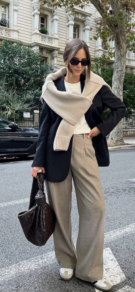 Beige Pants Outfit, Winter Jacket Outfits, Aesthetic Overalls Outfit, Winter Fashion Outfits Casual, Beige Outfit, Italy Outfits, Autumn Outfits, Cute Fall Outfits, Autumn Outfit