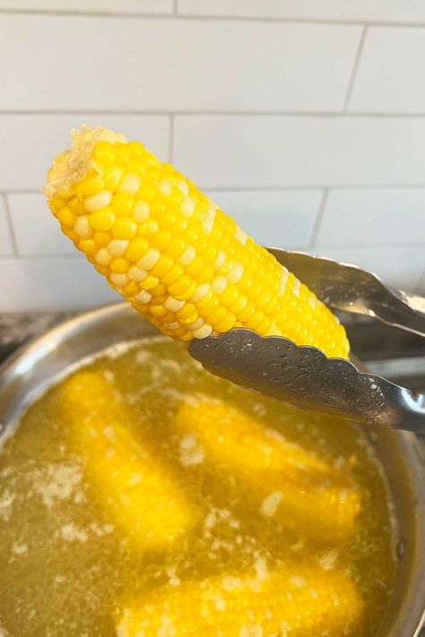 Learn How to Boil Corn on the Cob in Butter with this easy corn recipe. One of the best ways to cook fresh sweet corn for an easy side dish the whole family will love! Corn On The Cob Boiled, How To Boil Corn, Boil Corn On The Cob, Easy Corn Recipes, Cooking Sweet Corn, Easy Corn, Boiled Corn, Corn Recipe, Easy Side Dish