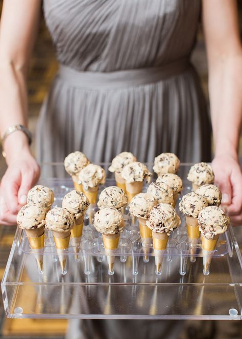 Wedding Dessert Ideas, Ice Cream Wedding, Food Truck Wedding, Mini Ice Cream Cones, Wedding Cake Alternatives, Gourmet Breakfast, Dessert Station, Non Traditional Wedding, Ice Cream Day