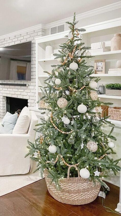 17 Beautiful Christmas Tree Decor Ideas You Need To Copy Right Now Best Christmas Tree Decorations, Christmas Tree Decoration Ideas, Christmas Tree Inspo, Tree Decoration Ideas, Boho Christmas Tree, Best Christmas Tree, Boho Christmas Decor, Minimalist Christmas Tree, Christmas Tree Decorating Themes