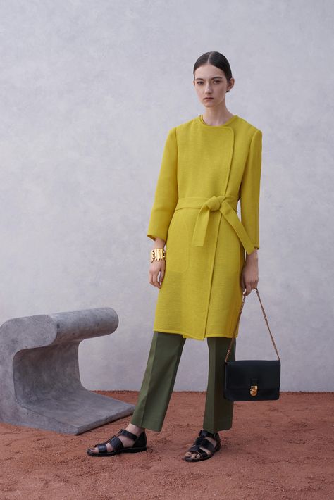 Trademark Spring 2015 Ready-to-Wear Fashion Show Yellow And Olive Green Outfit, Yellow And Olive Green, Olive Green Outfit, Mustard Blazer, Muted Yellow, Slouchy Pants, Olive Pants, Olive Green Pants, Black Liner