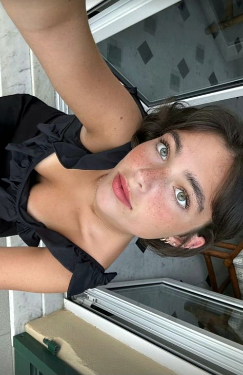 Gio Scotti, Brunette Blue Eyes, Body Reference, Book Girl, Pretty Makeup, Dark Hair, Green Eyes, Aesthetic Pictures, Selfies