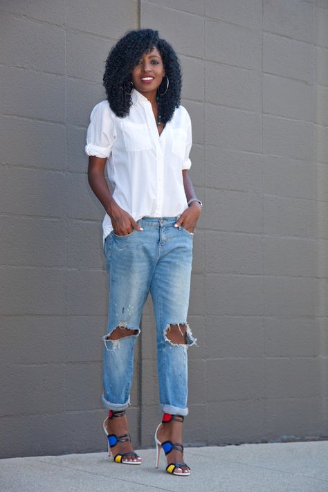 White Shirt And Jeans Outfit, Hot Clothes, Style Pantry, Casual Summer Outfits For Women, Look Casual Chic, Dressy Shirts, Awesome Outfits, Distressed Boyfriend Jeans, Fashion Statements