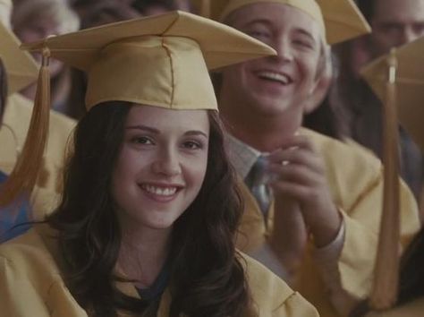 Twilight Saga Series, Bella Cullen, Graduation Party Planning, Best Friend Pictures Tumblr, Edward Bella, Twilight Pictures, Twilight Fans, Twilight Movie, Strong Love