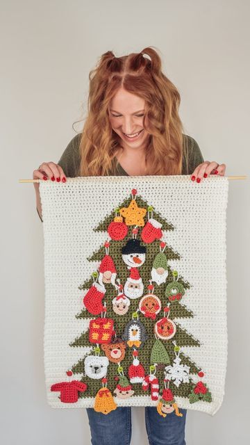 Crochet Christmas Countdown, Advent Calendar Crochet, Advent Calendar Free, Crochet Advent Calendar, Advent Calendar Pattern, Tree Wall Hanging, Wall Christmas Tree, Christmas Crochet Pattern, Crochet Christmas Trees