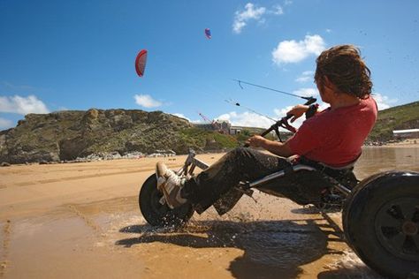 Kite buggy! Kite Buggy, Land Sailing, Air Sport, Oral History, Kites, Kite Surfing, Extreme Sports, Boat Building, Kayaking