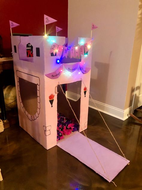 Box Castle Diy For Kids, Diy Cardboard Castle How To Build, Diy Castle Cardboard, Cardboard Castle For Kids, Castle Out Of Cardboard Boxes, Cardboard Castle Diy, Cardboard Box Castle, Cardboard Houses For Kids, Box Castle