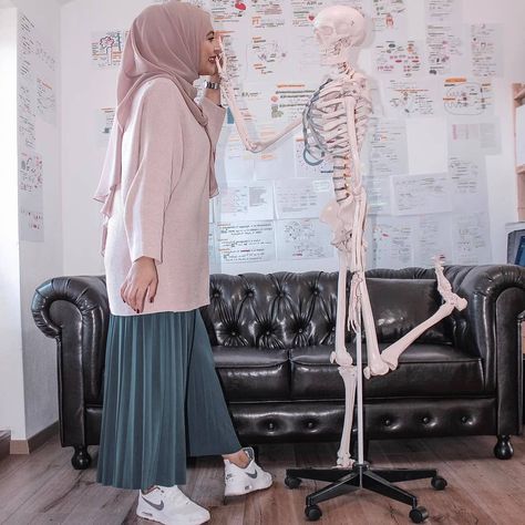 Hijabi Doctor Outfit, Medical Student Motivation, Doctor Outfit, Medical School Motivation, Medical School Inspiration, Modest Fashion Hijab, Dreamy Photography, Hijabi Outfits Casual, Muslim Hijab