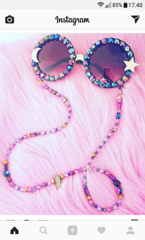 Sunglasses With Beads, Decorated Sunglasses, Blossom Costumes, Beads Aesthetic, Diy Sunglasses, Beaded Sunglasses, Bling Crafts, Diy Jar Crafts, Festival Costumes