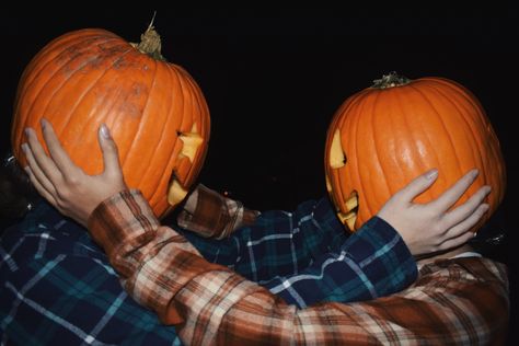 halloween pumpkin carving head photoshoot spooky photo ideas Halloween Pumpkin Photoshoot, Pumpkin Head Photoshoot Friends, Pumpkin Head Photoshoot, Male Portrait Poses, Lantern Head, Pumpkin Pictures, Halloween Photography, Pumpkin Photos, Starbucks Pumpkin