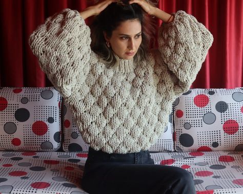 Bubble Pattern, Oversize Pullover, Handmade Knitwear, Pullover Mode, Baby Hats Knitting, How To Purl Knit, Knitwear Fashion, Oversized Knitted Sweaters, Yarn Sizes