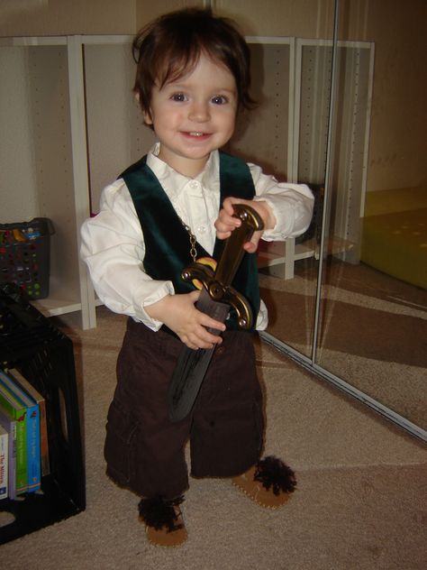 Toddler in a DIY Frodo Lord of the Rings Bilbo Baggins Hobbit Halloween baby costume Bilbo Baggins Costume, Lord Of The Rings Costumes, Hobbit Outfit, Lord Of The Rings Costume, Hobbit Costume, Lotr Costume, Diy Cosplay, Valentine Diy, Frodo Baggins