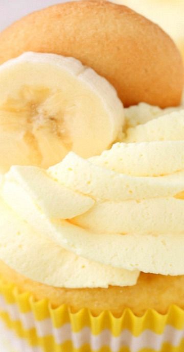 Banana Whipped Cream Frosting, Banana Whipped Cream, Banana Cream Cupcakes, Banana Desserts, Fun Cupcake Recipes, Hello Cupcake, Banana Slices, Kids Baking, Cupcakes Recipes