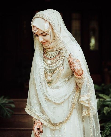 Hijab Nikkah Bride, Nikkah Dress With Hijab, Bridal Look With Hijab, Nikha Dresses Pakistani White, Indian Muslim Wedding Outfits, Bridal Dress With Hijab, Hijabi Bridal Look, Muslim Brides Indian Wedding Dresses, White Hijabi Outfits