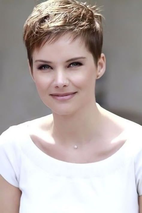 Der Pixie Cut 2021 - Ein Haarschnitt für die munteren Layered Pixie Haircuts, Bob Cuts, Very Short Haircuts, Super Short Hair, Short Layered Haircuts, Popular Haircuts, Very Short Hair, Short Pixie Haircuts, Short Hair Haircuts