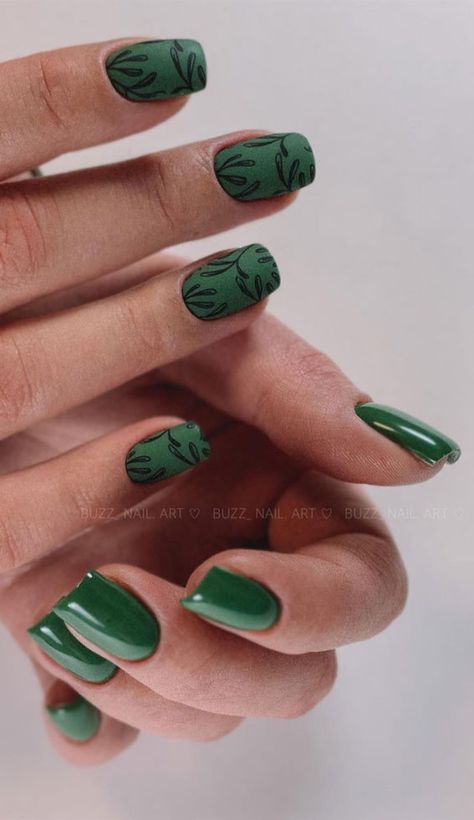 31. Dark Green Nail Art TikTok has become my new addictive entertaining social media right now, you will see new trends keep popping up... Dark Green Nail Art, Dark Green Nail, 2022 Color Trends, Art 2022, Themes Wedding, Dark Green Nails, Green Nail Art, Autumn Nail, Mail Ideas