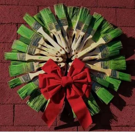 Recycled paint brushes make a great Christmas wreath and more fun! – Recycled Crafts Old Paint Brushes, Recycle Design, Southern Plate, Paint Brush Art, Palette Art, Storing Paint, Things To Make, Recycled Crafts, Classic Holiday