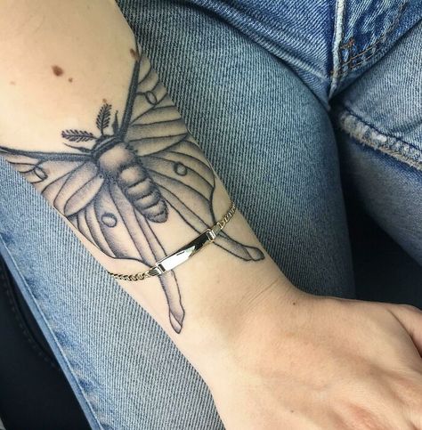 Luna moth wrist tattoo Moth Wrist Tattoo, Wrist Tattoo Designs, Wrist Tattoo Ideas, Lion Head Tattoos, Unique Tattoo Ideas, R Tattoo, Minimalist Tattoos, Luna Moth, Line Art Design