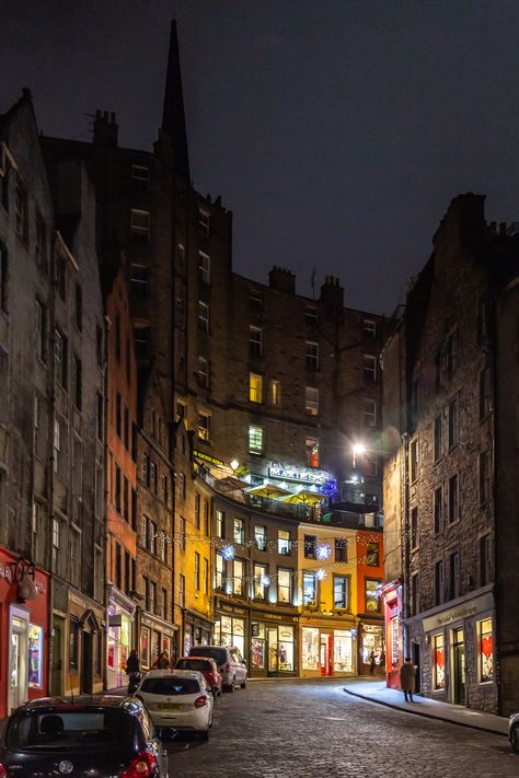 Edinburgh At Night, Edinburgh Nightlife, Edinburgh Wallpaper, Aesthetic Edinburgh, Edinburgh Winter, Edinburgh Aesthetic, Victoria Street Edinburgh, City Rain, City Streets Photography