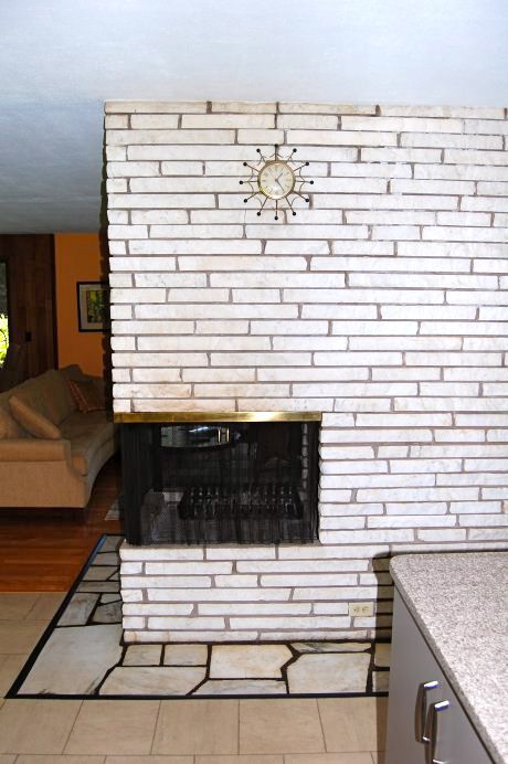 1960s white stone or brick fireplace surround (retrorenovation.com/2009/03/07/cindys-midcentury-massachusetts-ranch-house/) Interior Design Western, Mid Century Fireplace, Malm Fireplace, Farmhouse Fireplace Mantels, Fireplace Brick, Art Deco Fireplace, White Brick Fireplace, Regency House, Painted Brick Fireplace