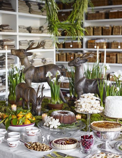 VER120116_109 Christmas Dining Rooms, Food Table Ideas, Swedish Christmas Decor, Buffet Dishes, Christmas Dining Room Table, Christmas Floral Decor, Elegant Christmas Centerpieces, Last Month Of The Year, Cake Table Ideas