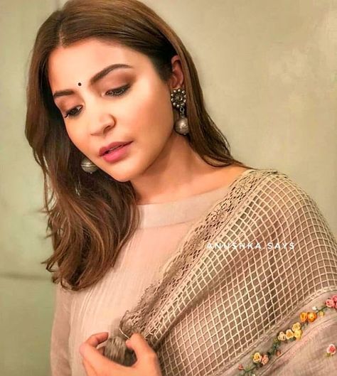 Anushka Sharma Saree, Anushka Sharma And Virat, Virat And Anushka, Ethnic Hairstyles, Stylish Short Dresses, Anushka Sharma, Up Book, Indian Aesthetic, Stylish Sarees