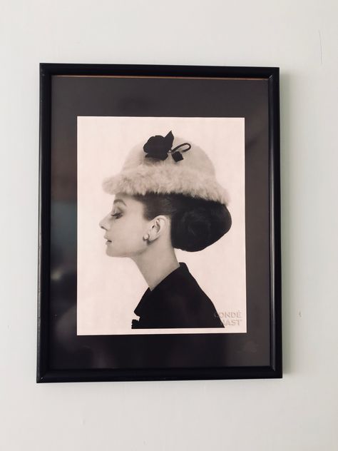 Audrey Hepburn Audrey Hepburn Room Decor, Aesthetic Audrey Hepburn, Audrey Hepburn Room, Audrey Hepburn Decor, Actresses Aesthetic, Aesthetic Newspaper, Audrey Hepburn Poster, Fall Prep, Classy Bedroom