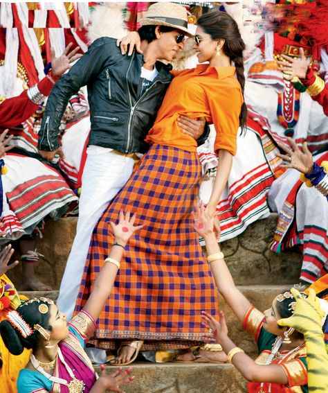 Deepika Padukone and Shahrukh Khan in 'Chennai Express' Srk Deepika Chennai Express, Chennai Express Deepika Padukone Outfits, Deepika Padukone Movie Outfits, Bollywood Theme Party Outfit For Couples, Chennai Express Outfits, Indian Cinema Theme Outfit, Character Day Outfits Bollywood, Chennai Express Deepika Padukone, Bollywood Characters Costumes