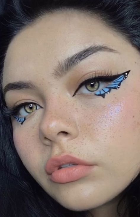 Butterfly Liner Tutorial, Crazy Eyeliner Ideas, Simple Butterfly Eye Makeup, Goth Butterfly Makeup, Forest Fairy Makeup Aesthetic, Butterfly Wing Makeup, Easy Butterfly Eyeliner, Butterfly Graphic Liner, Butterfly Makeup Aesthetic