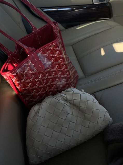 Red Goyard, Goyard Tote, Bags Game, Super Rich Kids, Goyard Bag, Bag Obsession, Fancy Bags, Pretty Bags, Cute Bags