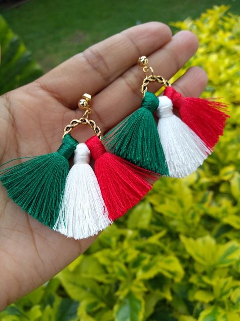 Aretes patrios mexicanos (KIJJB ACCESORIOS) Diy Fabric Jewellery, Pom Pom Earrings, Mexican Jewelry, Homemade Jewelry, Diy Crochet Projects, Family Fashion, Accessories Diy Jewelry, Jewerly Diy, Girly Jewelry