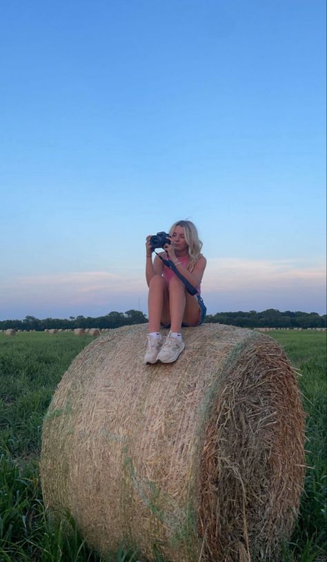 Corn field, field, outfit, photoshoot, camera Field Photoshoot Outfits, Corn Maze Photoshoot, Corn Maze Pictures, Corn Field Photoshoot, Cornfield Photoshoot, Field Outfit, Field Pics, Photoshoot Camera, Outfit Photoshoot