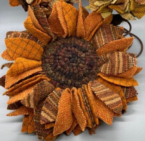 Sunflower Proddy Pattern, 2 Sizes, Downloadable PDF - Etsy Proddy Rugs, Rug Hooking Frames, Sunflower Crafts, Handmade Flowers Fabric, Hooked Rugs, Wool Projects, Fall Halloween Crafts, Flower Pillow, Wool Applique