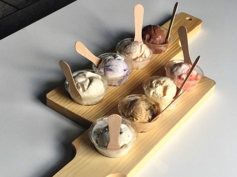 Boutique Ice Cream Shop, Ice Cream Flight Board, Ice Cream Shops Ideas, Ice Cream Presentation Ideas, Ice Cream Store Ideas, Ice Cream Flights, Ice Cream Business Ideas, Small Ice Cream Shop, Ice Cream Restaurant