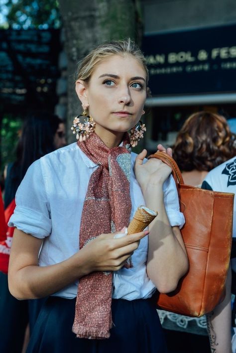 Jenny Walton wears J.Crew earrings. Tommy Ton Street Style, Easy Style, Looks Street Style, Street Fashion Photography, Looks Chic, 가을 패션, Inspiration Mode, Looks Style, Mode Inspiration