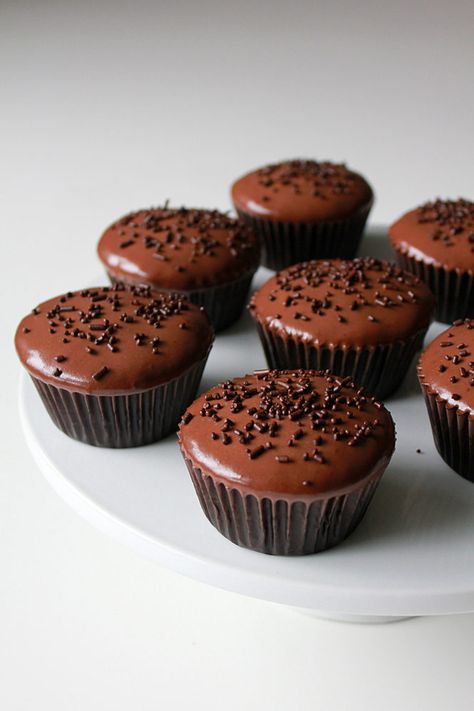 Ganache Cupcakes, Chocolate Ganache Cupcakes, Cake Ganache, Celebration Chocolate, Fancy Desserts Recipes, Cupcake Chocolate, Yummy Comfort Food, Fancy Desserts, Baking Cupcakes