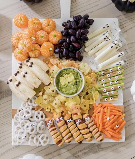 Plat Halloween, Bunco Ideas, Pelottava Halloween, Veselý Halloween, Healthy Board, Halloween Charcuterie Board, Halloween Charcuterie, Kids Halloween Food, Halloween Board