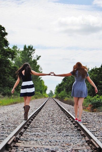 Best Friend senior pictures | Bethany Jackson | Flickr Best Friend Senior Pictures, Best Friend Pictures Photo Shoots, Best Friend Fotos, Friend Senior Pictures, Sisters Photoshoot Poses, Sister Photography, Senior Photography Poses, Friendship Photoshoot, Sister Pictures