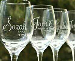 Sandblasting Ideas, Bridesmaid Wine Glasses, Bridal Shower Favors Diy, Bridesmaid Glasses, Bridesmaid Wine, Etched Wine Glasses, Engraving Ideas, Idee Cricut, Asking Bridesmaids