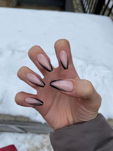 Acrylic Nails Designs Ballerina, Nails French Ideas Black, Elegant Nails Classy Black, Ballerina Nails Black Design, Nails French Ideas Elegant, Creative Black Nails, Elegant Ballerina Nails, Classy Black Nails Almond, Ballerina Nails Black French