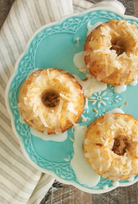 Mini Coconut Bundt Cakes ~ https://bakeorbreak.com Mini Bunt Cake, Filet Mignon Chorizo, Mini Bundt Cakes Recipes, Nothing Bundt, Nothing Bundt Cakes, Bundt Cake Recipes, Mini Torte, Mini Bundt, Mini Bundt Cakes