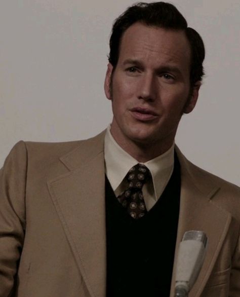 Patrick Wilson in "Expediente Warren" (2013) Ed The Conjuring, Patrick Wilson Conjuring, Patrick Wilson Ed Warren, Patrick Wilson Insidious, Patrick Wilson The Conjuring, Patrick Wilson Wallpaper, Ed Warren Patrick Wilson, Person Pointing, Ed Warren