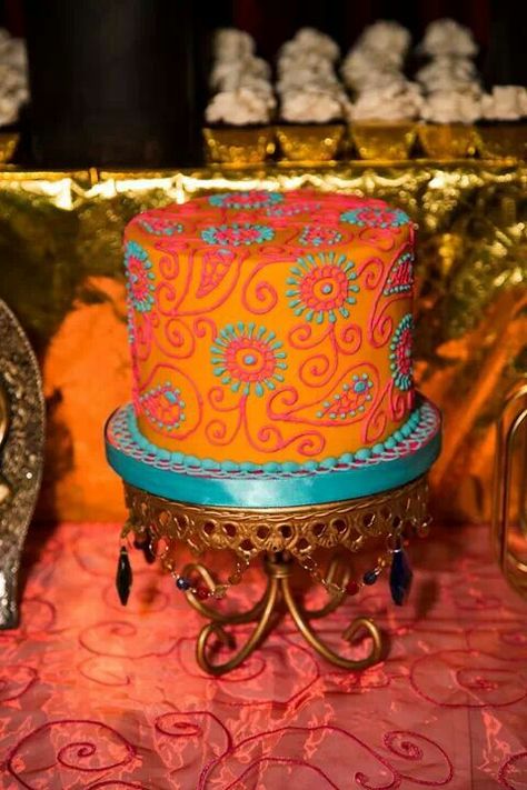 Colourfull Bollywood Cake, Henna Cake, Fiesta Cake, Wedding Cake Cookies, Cupcake Cake Designs, Indian Wedding Cakes, Painted Cakes, Cake Decorating Tips, Fancy Cakes